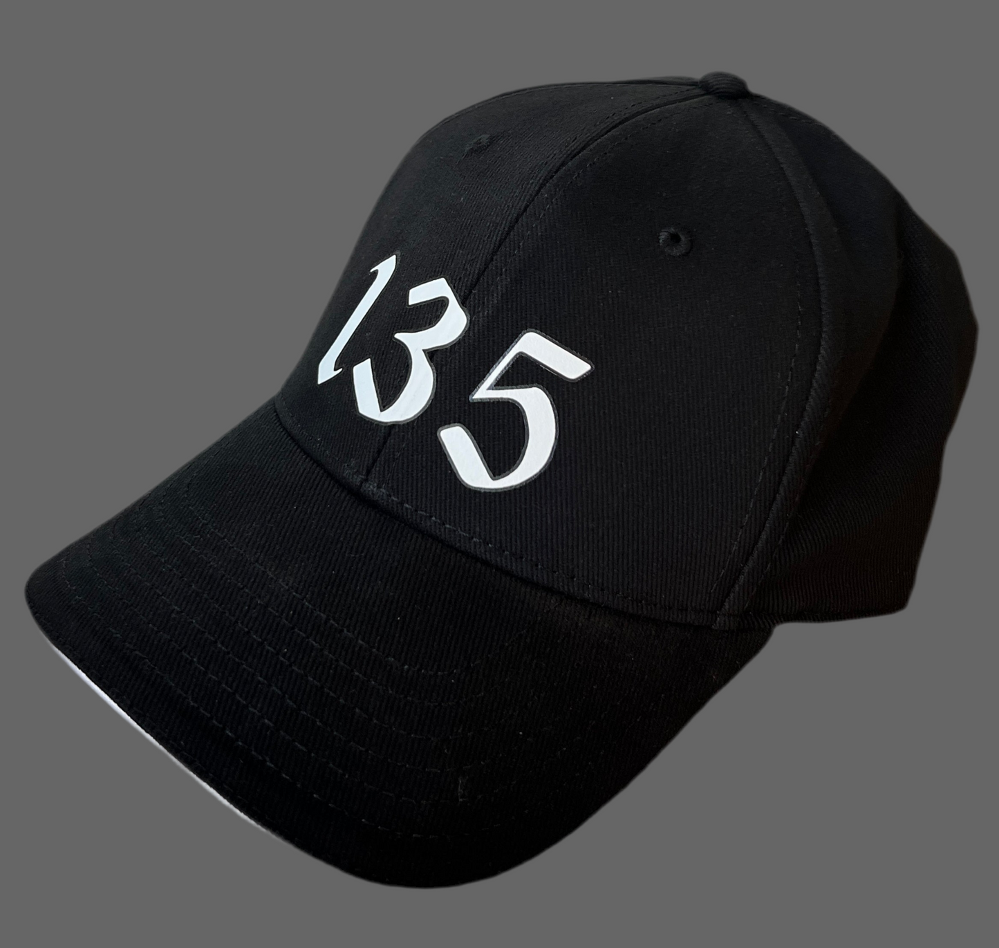 Schwarze Cap mit “135”-Print