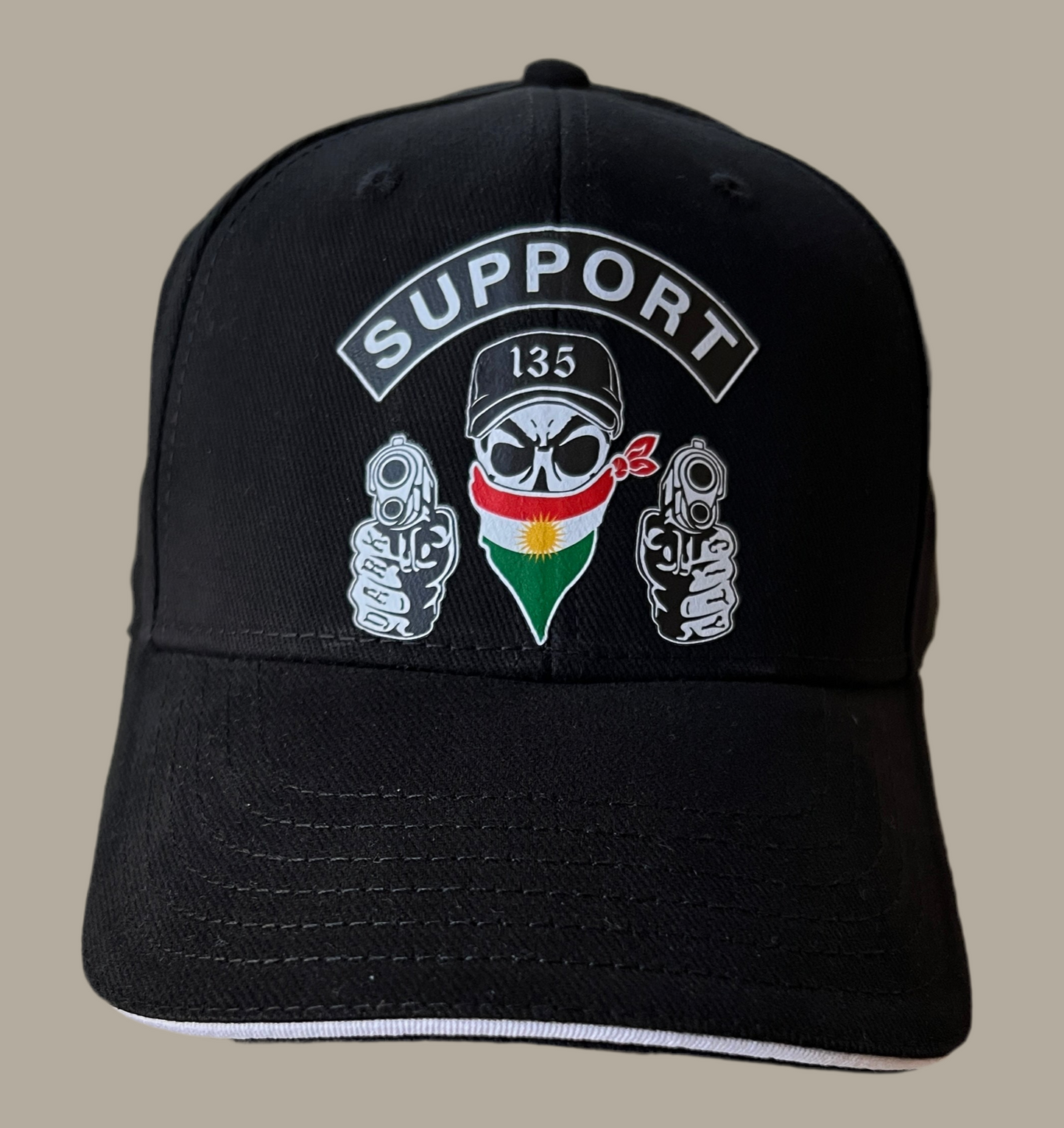 Schwarze Cap – “135 Skull” mit kurdischer Flagge