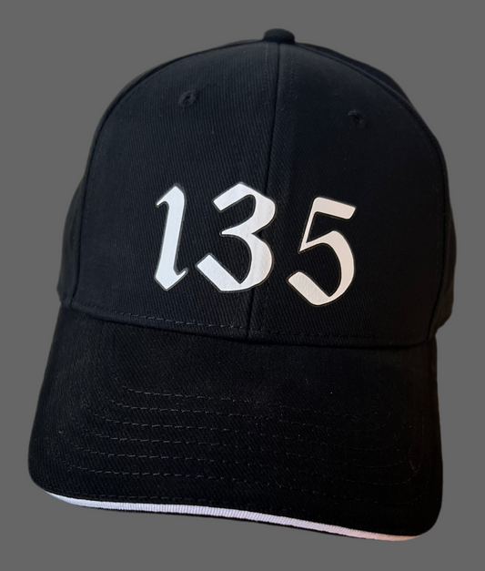 Schwarze Cap mit “135”-Print