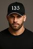 Schwarze Cap mit “135”-Print